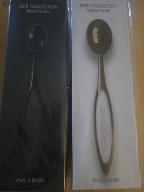 Artis Oval 6 & Oval 7 Brush Set — Black & Willow